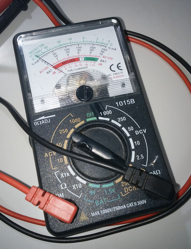 安物のアナログテスターですが、無いと困るので修理しました。