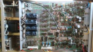 岩通 IWATSU UC-8152 UNIVERSAL COUNTER 100MHz の内部１